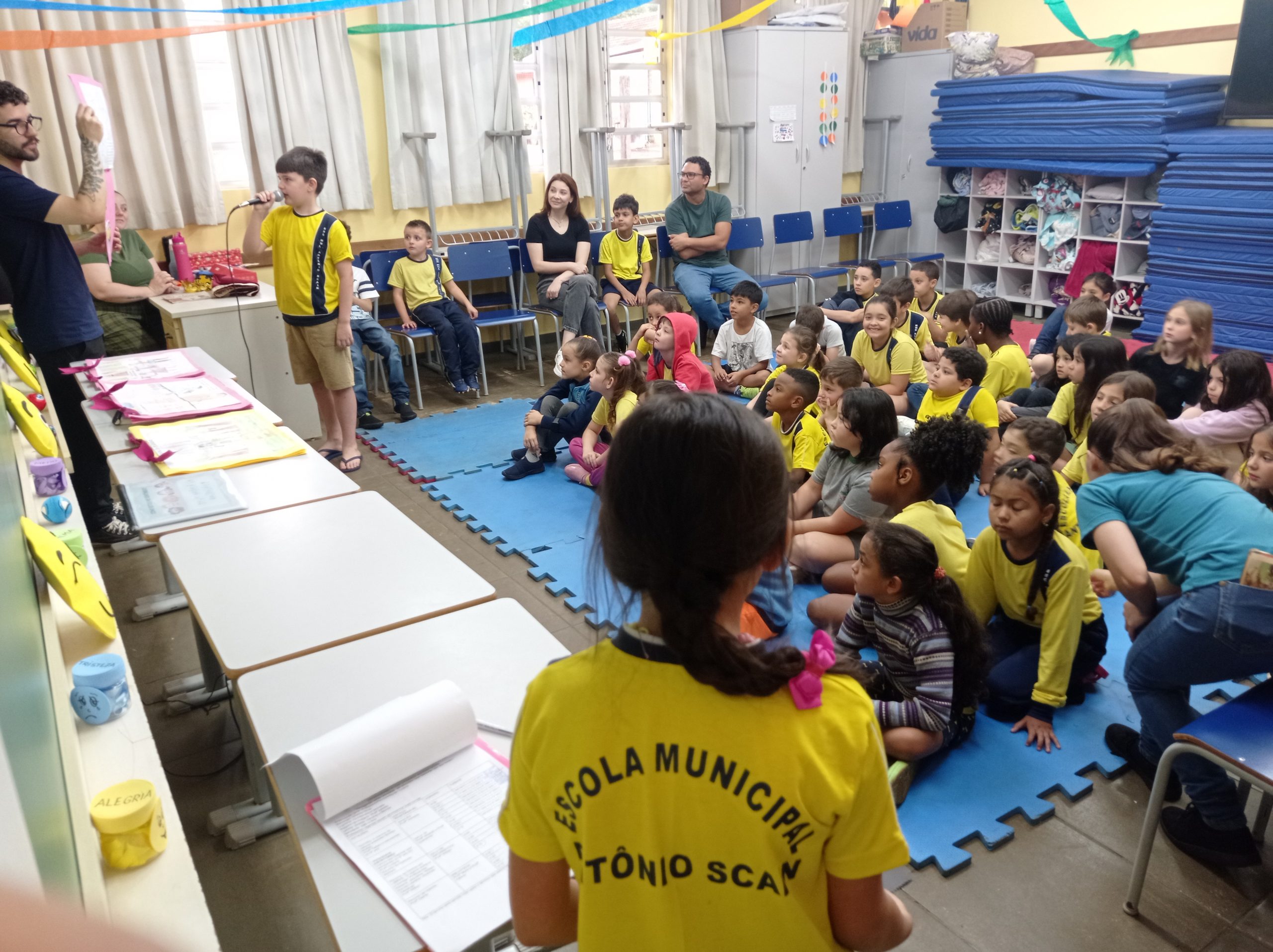 Livros, mentes e guardas chuvas somente servem se abrirmos Crédito: Graciela Souza
