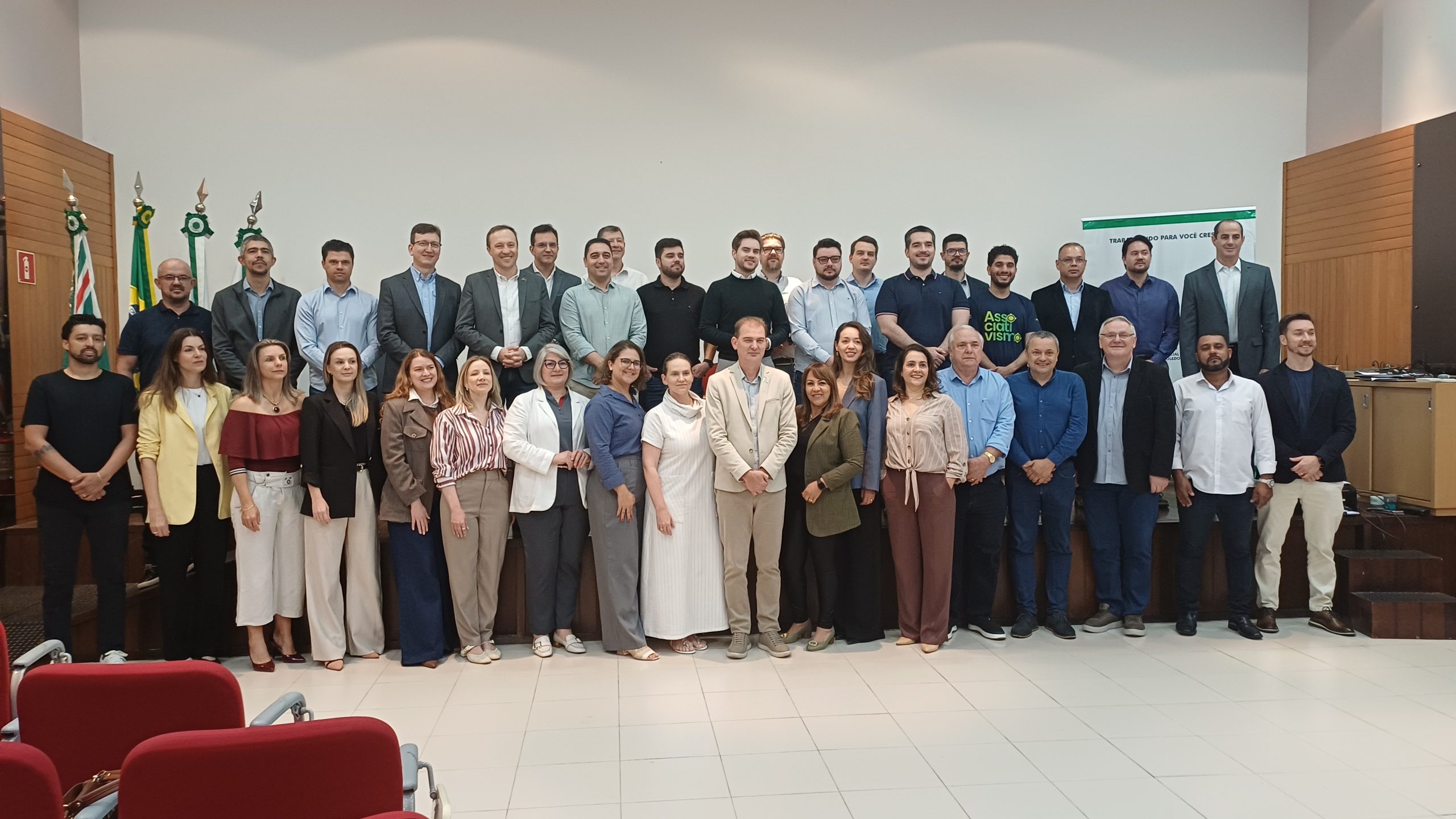 Em pose para a foto, estão o presidente, os diretores e conselheiros da gestão 2026 Créditos: Joana Magnabosco