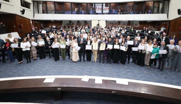Profissionais foram homenageados durante solenidade em Plenário. Créditos: Orlando Kissner/Alep