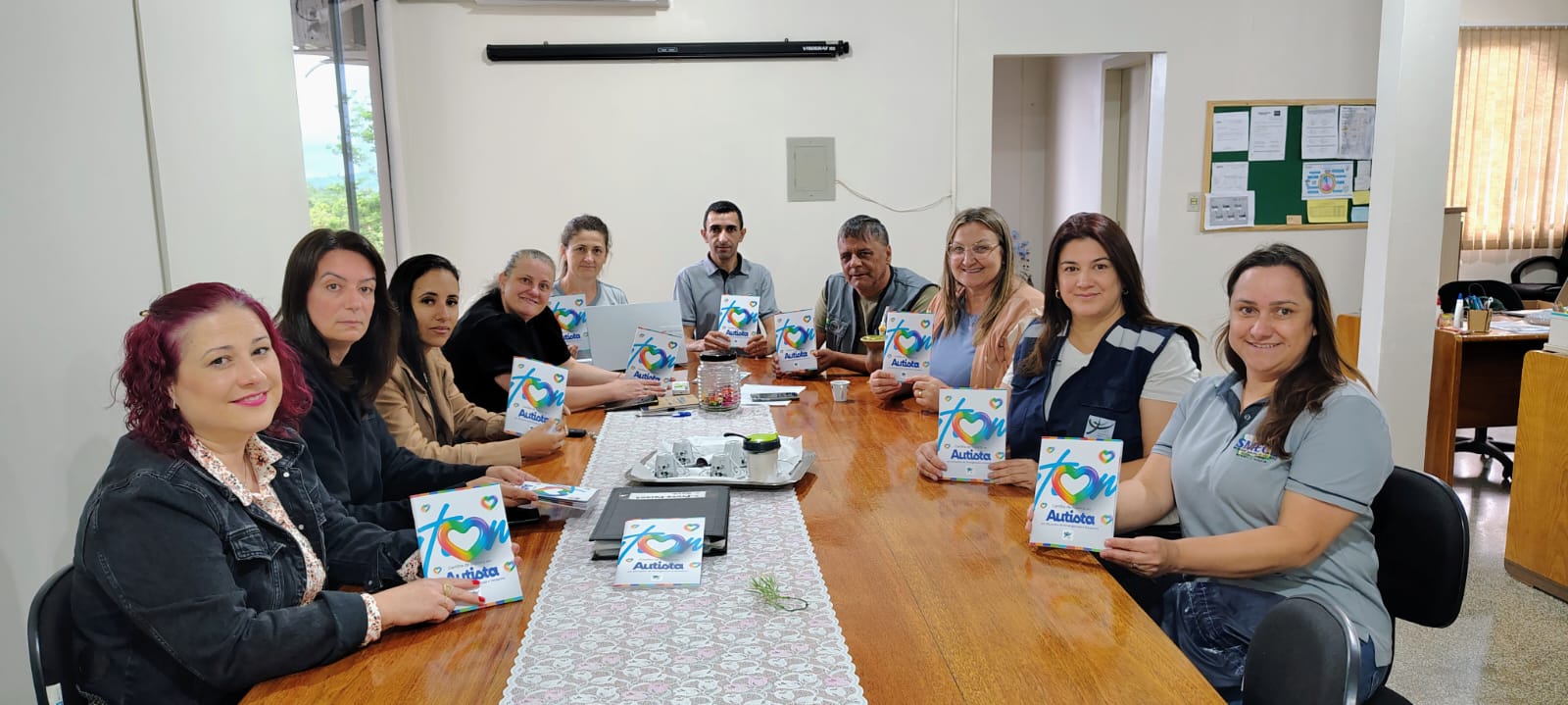 A entrega das cartilhas feitas pela Itaipu e Conselho Regional de Psicologia à Secretaria de Educação de Rio Bonito do Iguaçu. Crédito: Itaipu/Divulgação