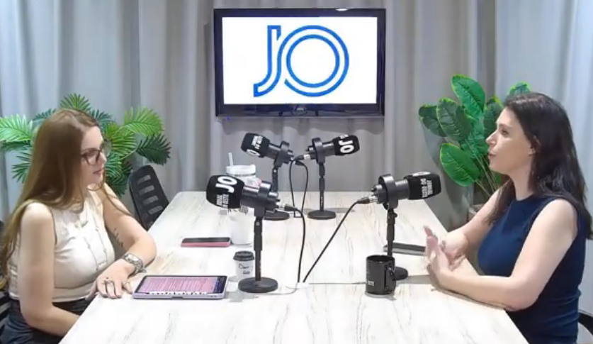 Cláudia Beatriz Schneider Braun em entrevista para o podcast Algo a Mais, com a editora-chefe Bruna Manfroi Créditos: Reprodução / Youtube