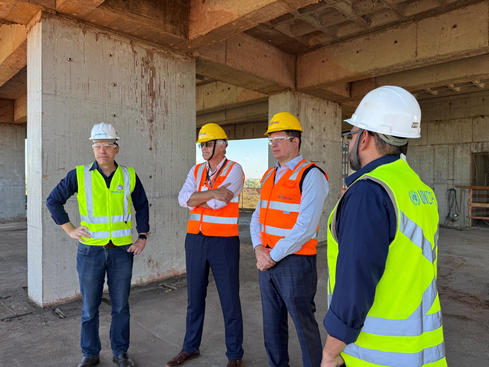 Carlos Carboni e André Pepitone (no centro) durante visita às obras do campus da Unila. Crédito: Divulgação/Unops