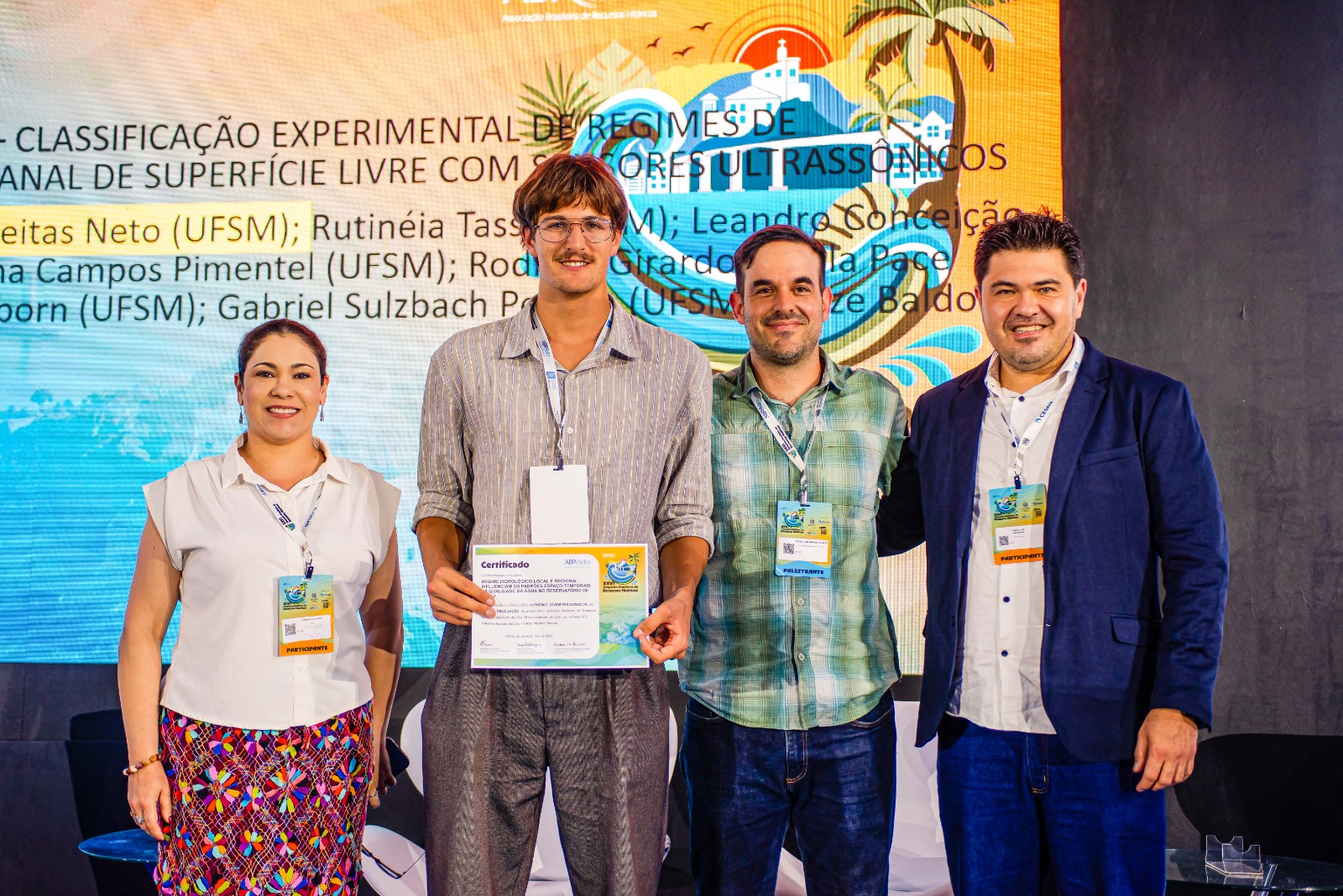 Da esquerda para direita, Jussara Elias de Souza (da Itaipu), Felipe Martins Pineroli (um dos autores do estudo premiado), Luiz Borges Chaffe (professor da UFSC) e André Watanabe (Itaipu). Crédito: Cloves Louzada/Itaipu Binacional