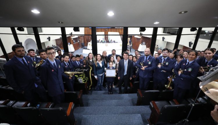 Homenagem foi entregue pela 2ª secretária, deputada Maria Victoria (PP), e pelo presidente, deputado Alexandre Curi (PSD). Créditos: Valdir Amaral/Alep