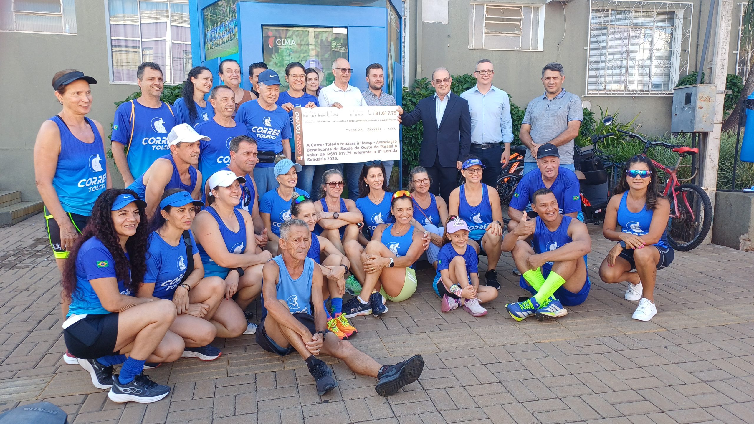 Atletas da Associação Correr Toledo entrega o cheque simbólico para o Hospital Bom Jesus Créditos: Joana Magnabosco